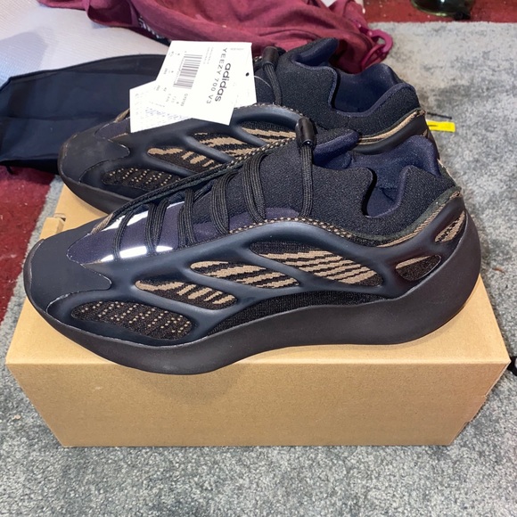 *SOLD*Yeezy 700 V3 - Picture 3 of 8